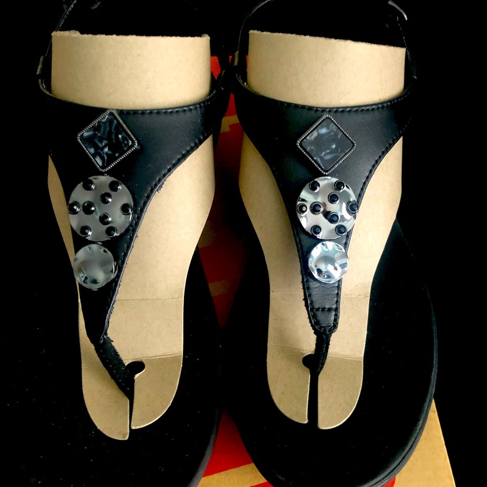 Laney circle black fit flops